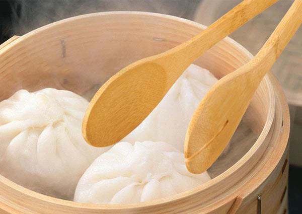 Pinze in legno naturale: utensili versatili per cucinare, servire e preparare il cibo